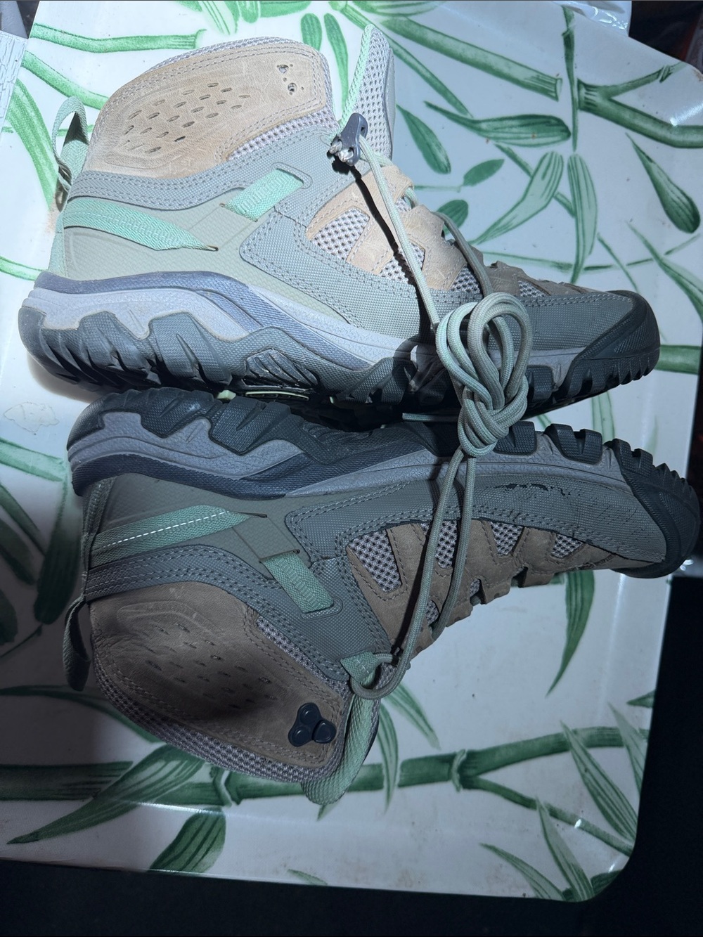Keen Hiking Boots in Sage Green and Taupe 10 women’s happy hiking! - Picture 6 of 9